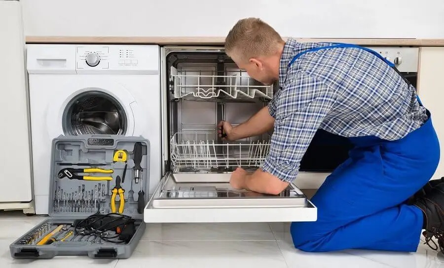 Gebze Finlux servisi teknisyen ekibi beyaz eşya tamiri yaparken